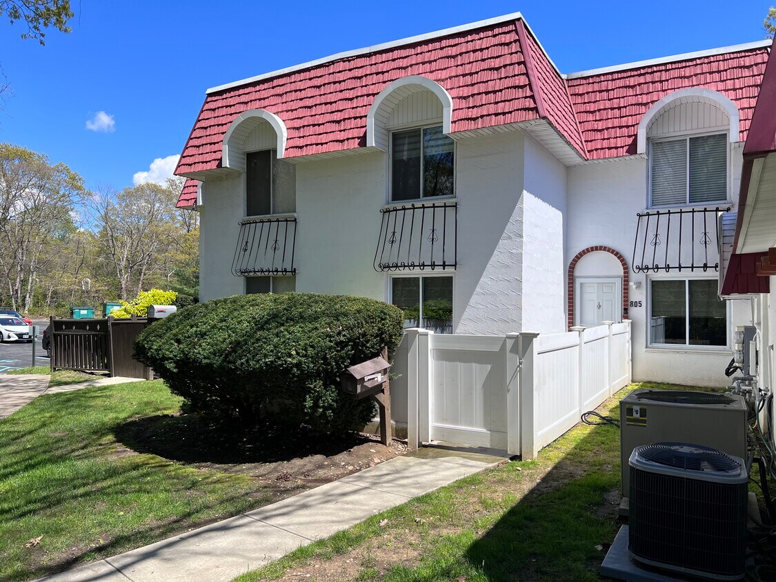 805 Blue Ridge Dr, Medford, NY 11763 Townhouse for Rent in Medford