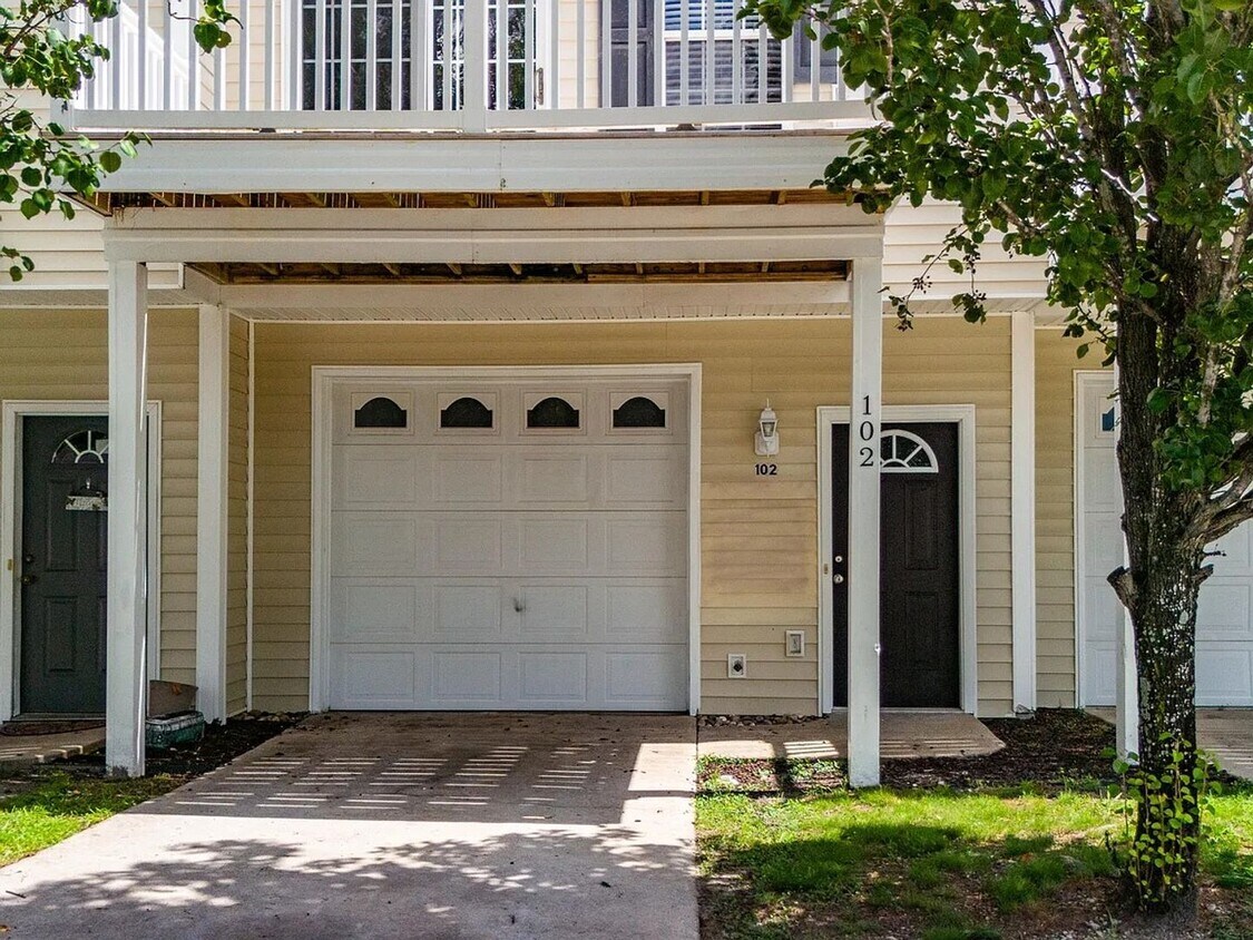 Foto principal - 3 bedroom 3 bath townhouse with one car ga...