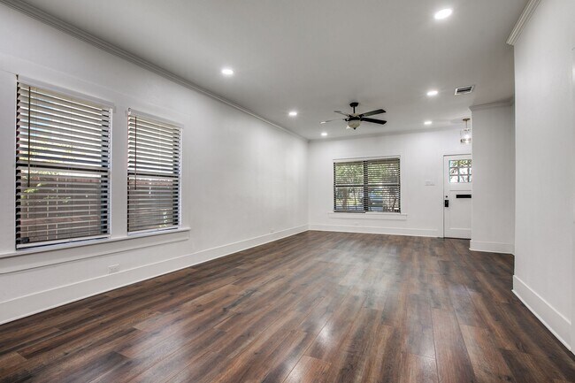 Foto del edificio - RENOVATED 3-BEDROOM HOME IN ALAMO HEIGHTS WITH FULL CASITA