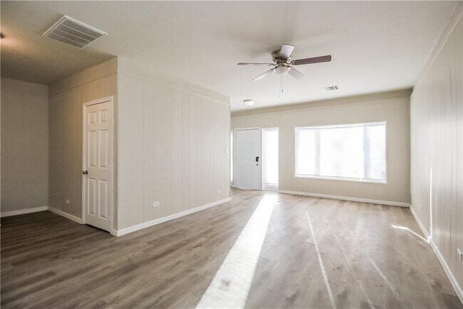 Foto del edificio - 1813 Ronald St