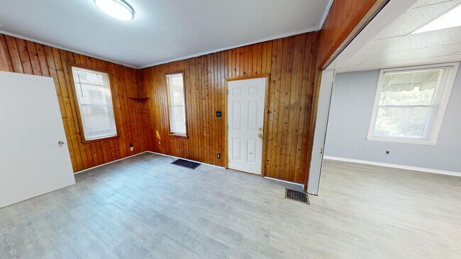 Foto del edificio - 3 Bedroom near the park- Freshly Updated