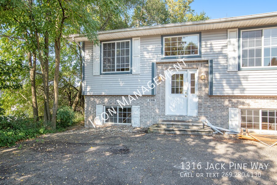 Primary Photo - 1316 Jack Pine Way