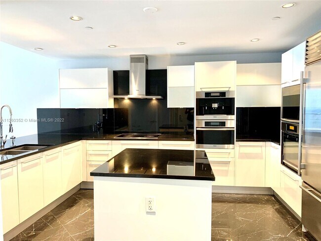 Foto del edificio - 17121 Collins Ave