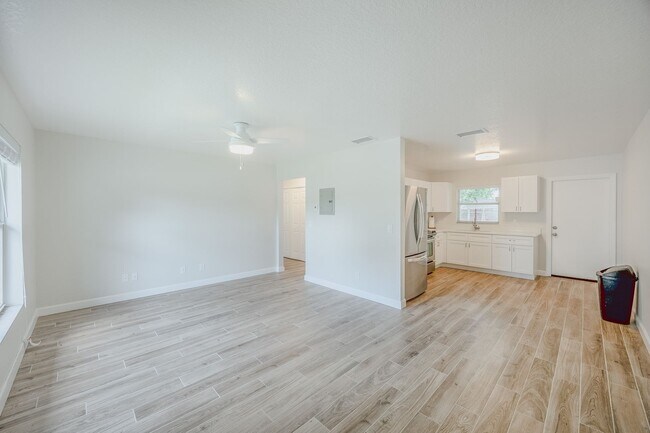 Foto del edificio - Beautifully Remodeled 2-Bed/1-Bath Half Du...