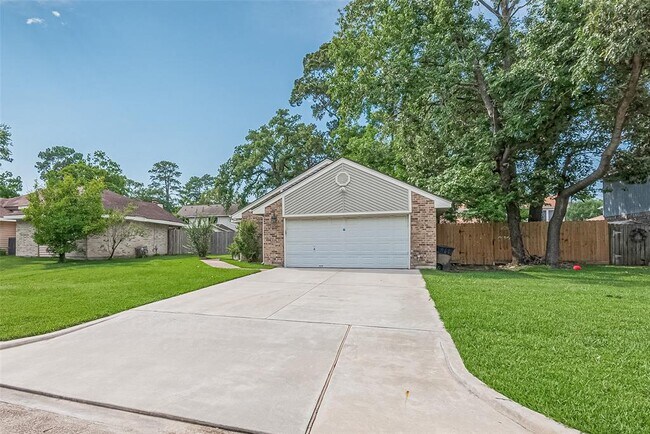 Building Photo - 8711 Pines Pl Dr