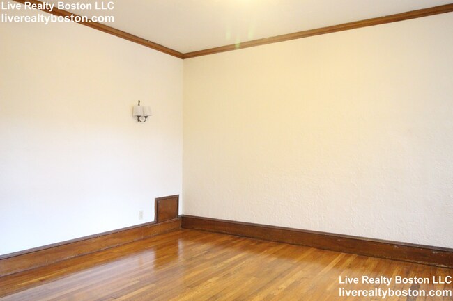 Building Photo - 14 Lakeville Rd