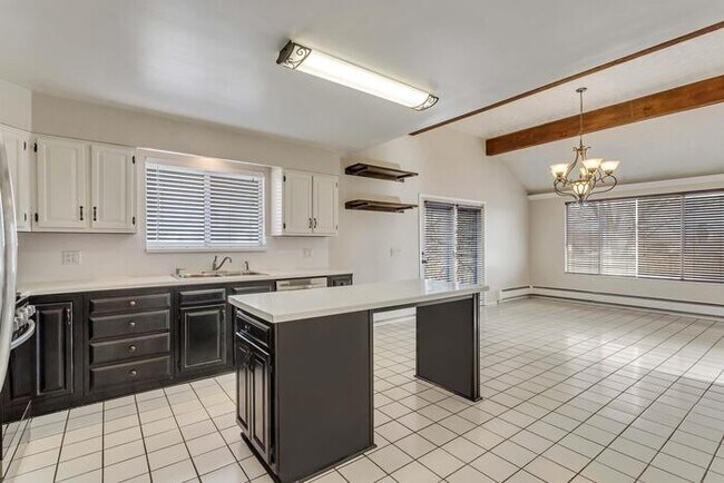 Foto del edificio - 1222 W Shields Ln