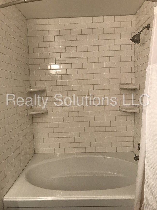 Foto del edificio - Gorgeous End Unit Town House