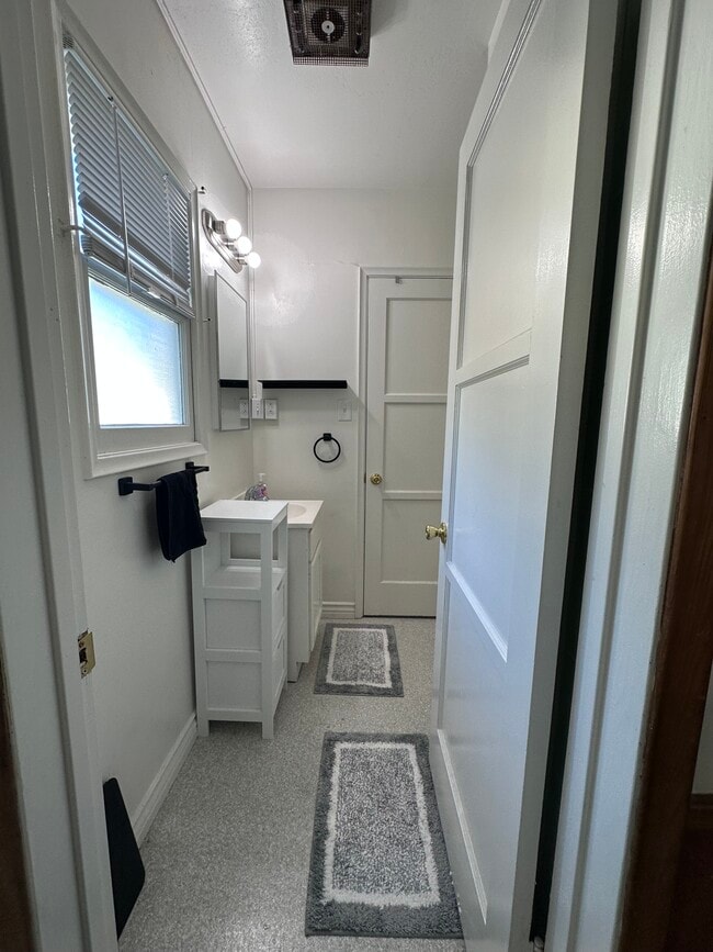 Building Photo - 1130 E Marshall Pl