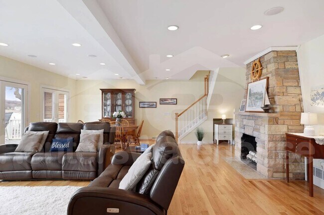 Building Photo - 605 Park Ln