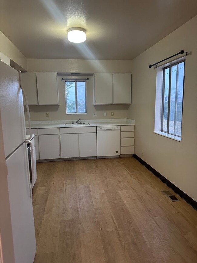 Building Photo - 541 Jensen-