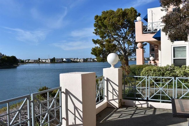 Foto del edificio - Wide Water Views!