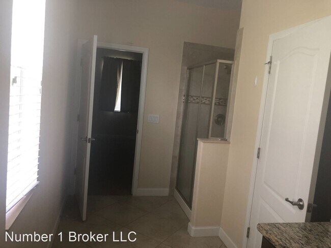 Building Photo - 15036 Evergreen Oak Loop