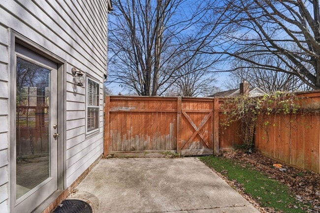 Foto del edificio - COMING SOON! Beautifully Maintained 3BR Home Near SouthPark – Garage, Fireplace & Low-Maintenance...