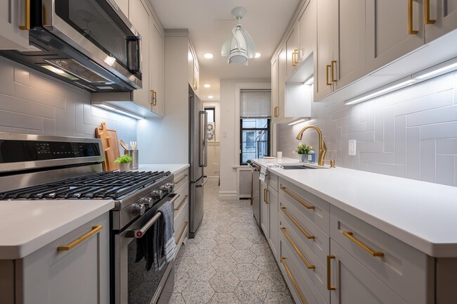 Building Photo - 131 Kensington Ave