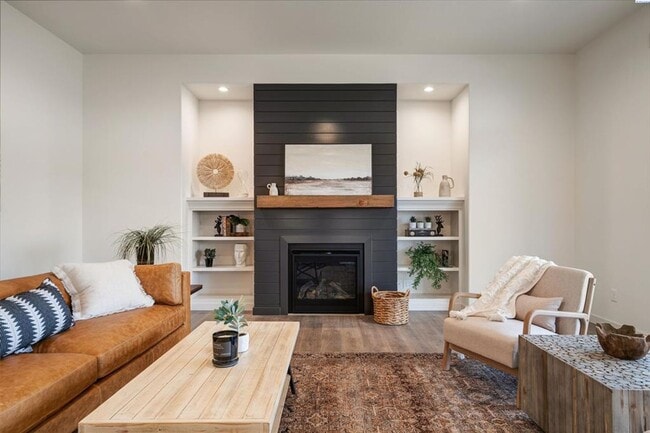 Building Photo - Stunning New Construction Five Bedroom Three Bath in South Richland!