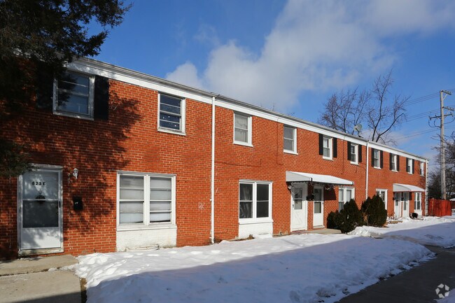 Foto del edificio - 823-863 N Elmhurst Rd