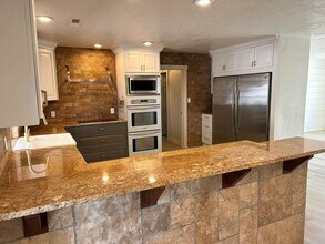 Building Photo - 3138 Crestview Dr