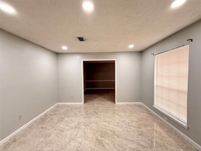 Foto del edificio - 9002 Sabastian Dr