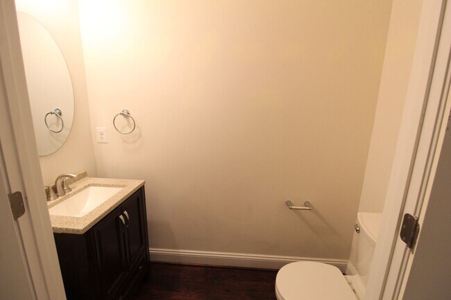 Foto del edificio - Large townhome with fenced in yard and att...