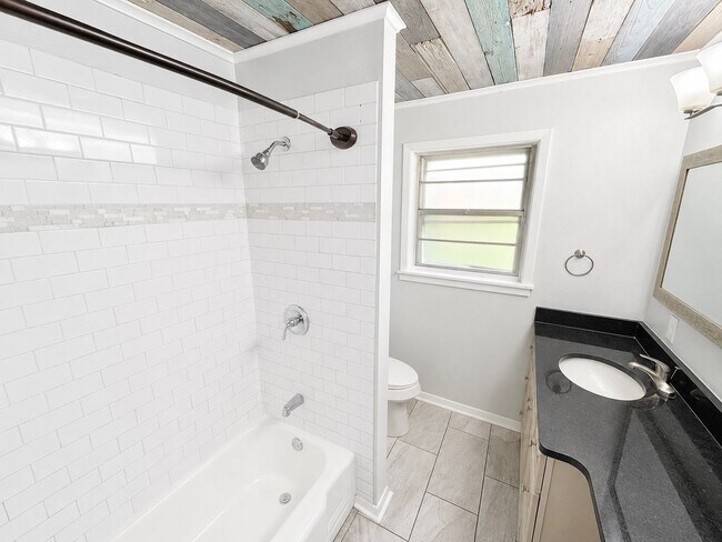 Foto del edificio - Charming 3-Bedroom Home with Spacious Backyard!