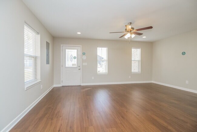 Building Photo - 328 School House Ct