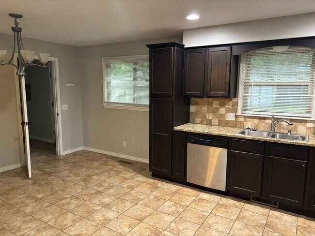 Foto del edificio - 3-Bedroom Home with Fully Fenced Backyard
