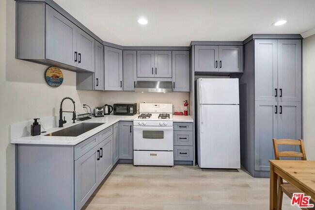 Foto del edificio - 5843 Vanalden Ave