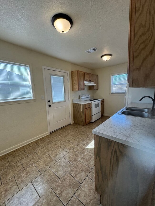 Building Photo - 212 S Magnolia Dr