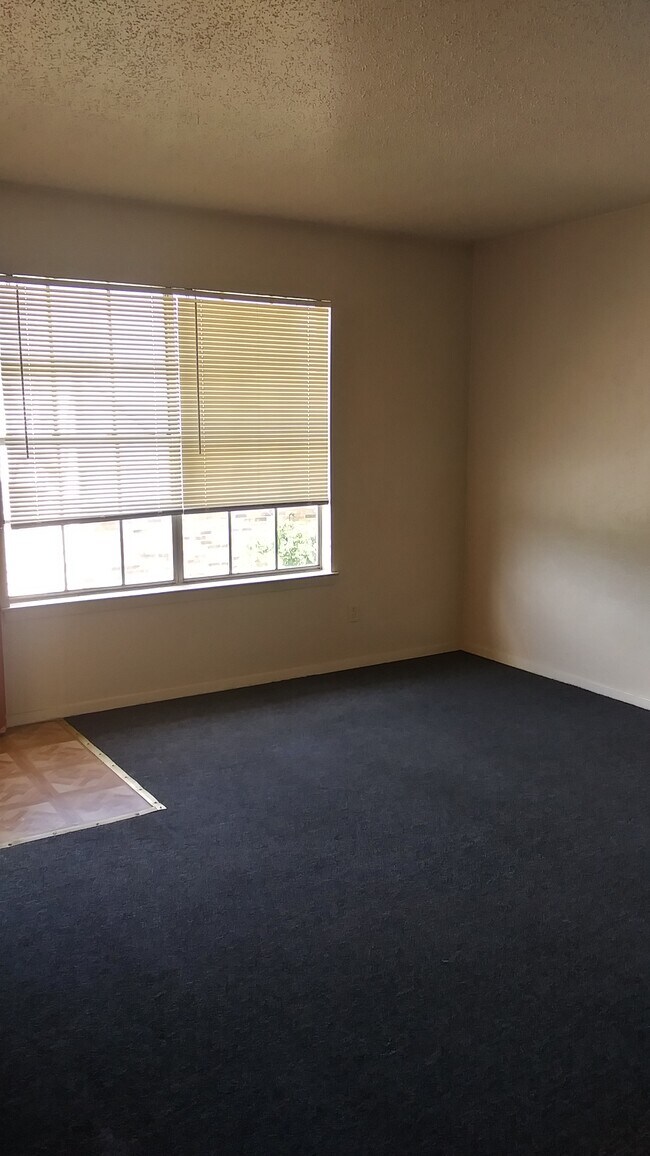 Foto del edificio - 2424 N Willis St