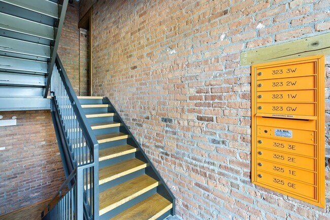 Foto del edificio - 323 E 44th St