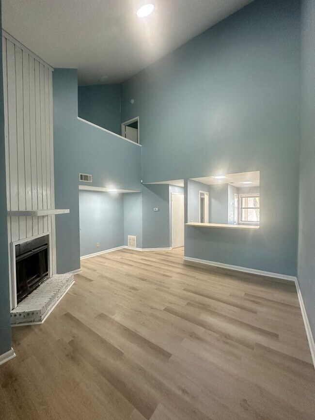 Building Photo - 2 Bedroom/2 Bath Townhome