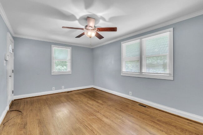 Building Photo - "Cute Bungalow Style 2-Bedroom Haven with ...