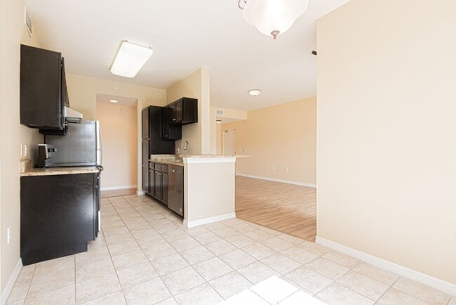 Building Photo - Ground-Level Comfort in North Naples – 2BR...