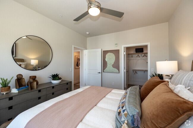 1BR, 1BA - 650SF - 685SF - Dormitorio - Alexan Montview Plaza