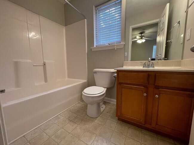 Building Photo - 2BD/2.5BA Townhome