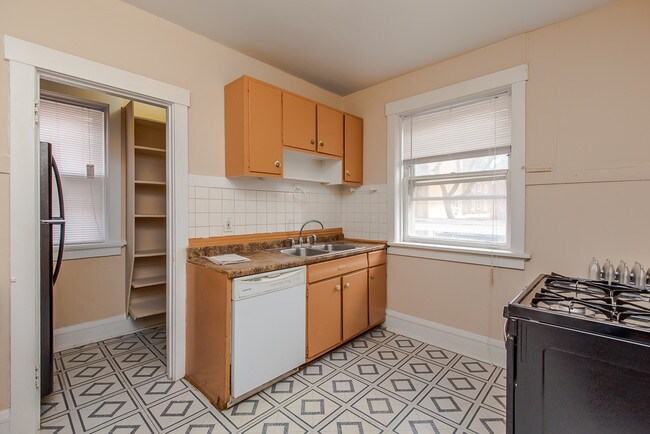 Building Photo - 1019 Dempster St