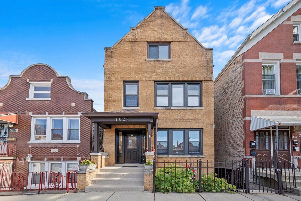 Primary Photo - 1025 W 31st Pl