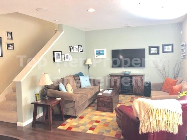 Foto del edificio - Very nice 4 bed, 2.5 bath, 1,885 sqft duet home in Concord available January 30th for lease!