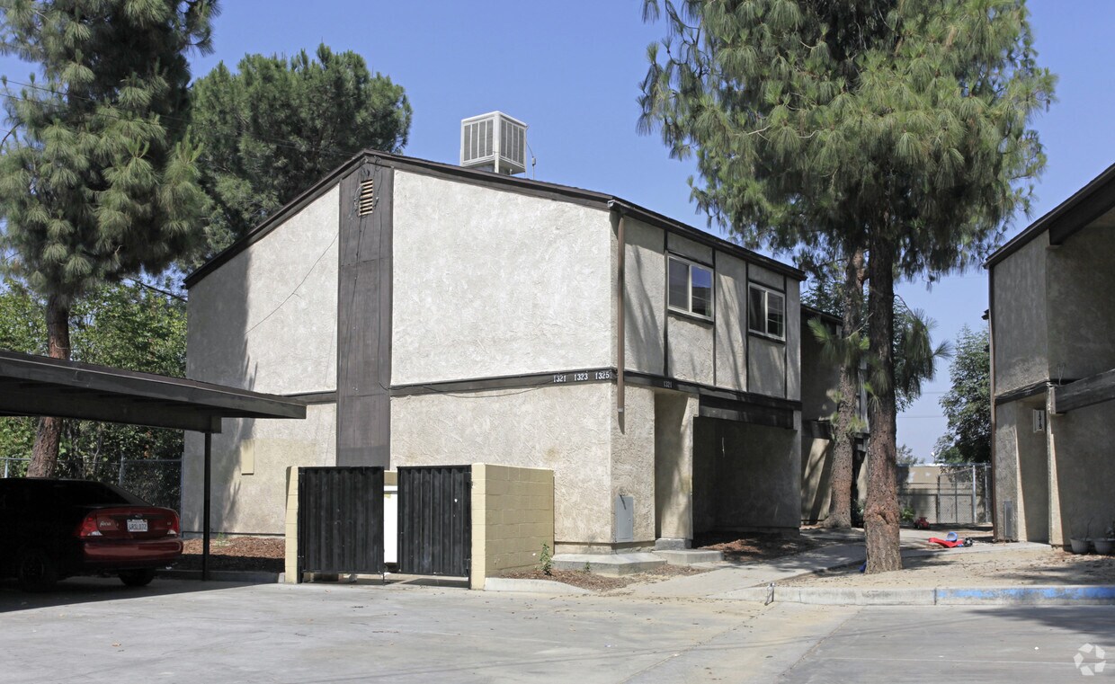 Primary Photo - 1315-1325 Davidson Ave