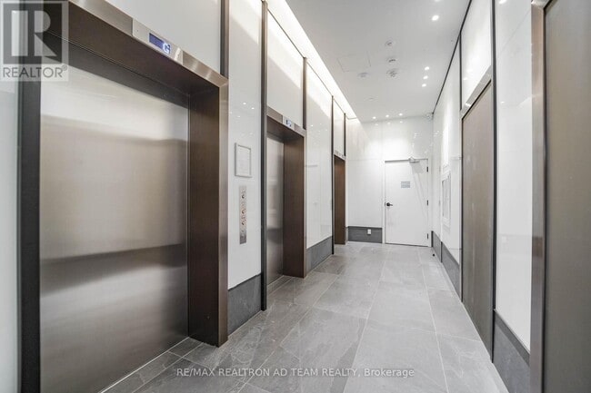 Building Photo - 1480 Bayly St