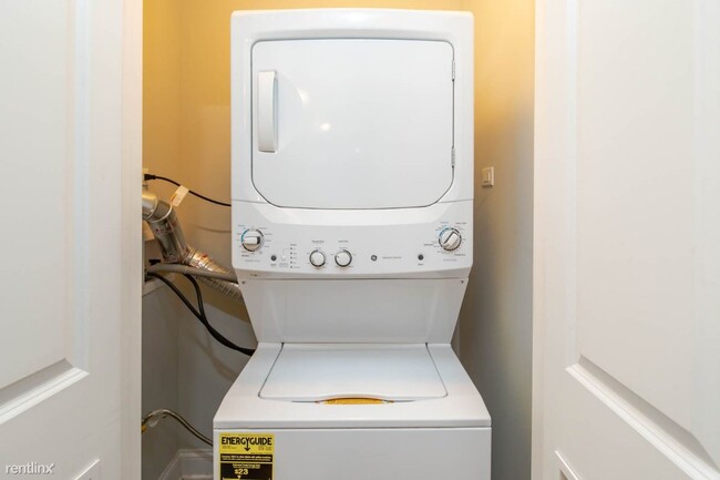 Building Photo - 2 br, 1 bath Apartment - 635 E 49th St # 641