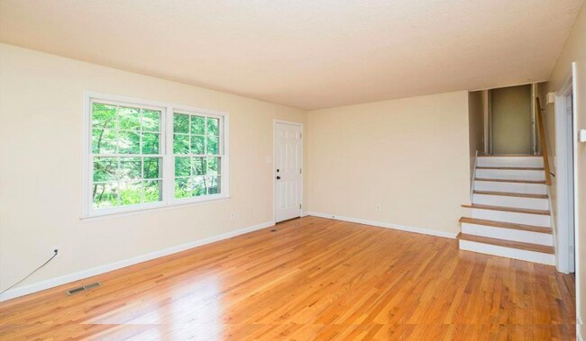 Sala de estar de la planta superior - 304 Umstead Dr