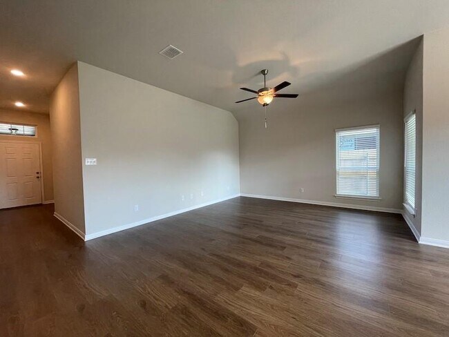 Building Photo - 2035 Dade Loop
