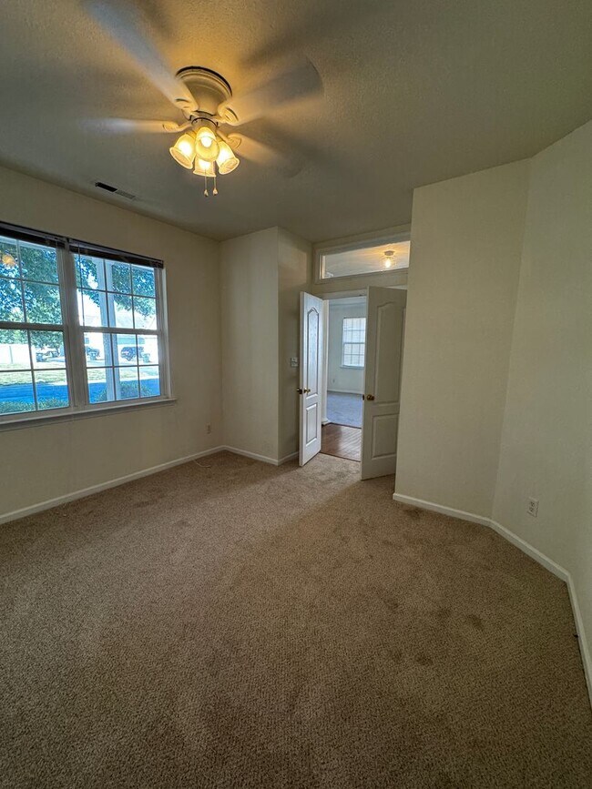Building Photo - BEAUTIFUL OPEN FLOOR PLAN