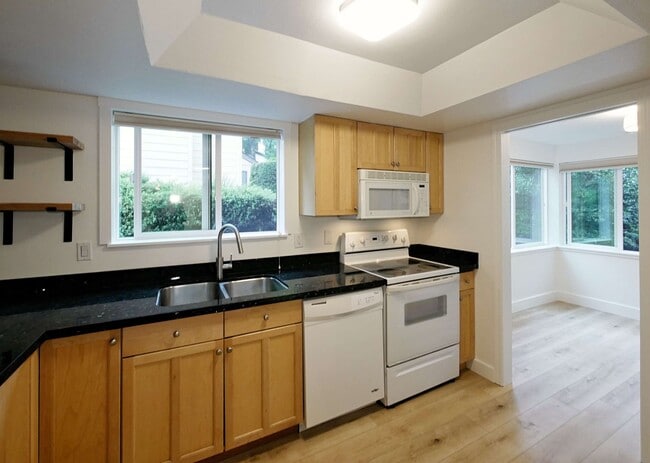 Building Photo - Beautiful townhouse available for rent