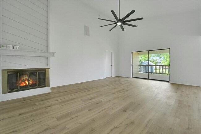 Foto del edificio - 964 Lake View Dr
