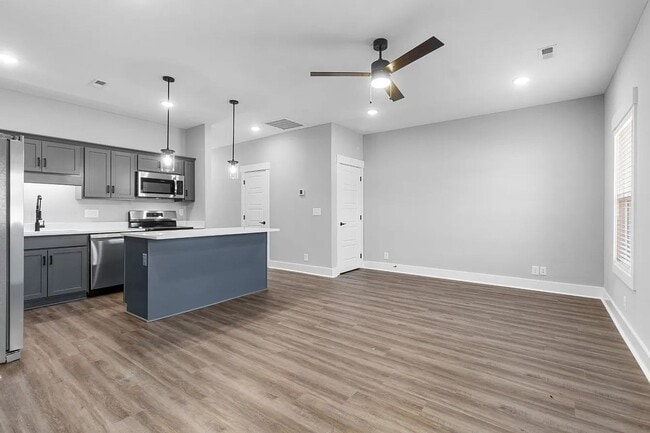 Foto del edificio - Newer End-Unit Townhome in Gated 11 South Community