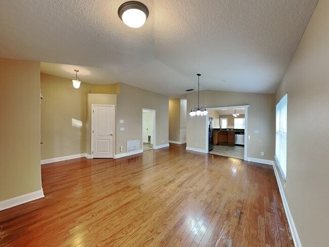 Building Photo - MOVE IN SPECIAL!!! Spacious 4/2 AVAILABLE NOW