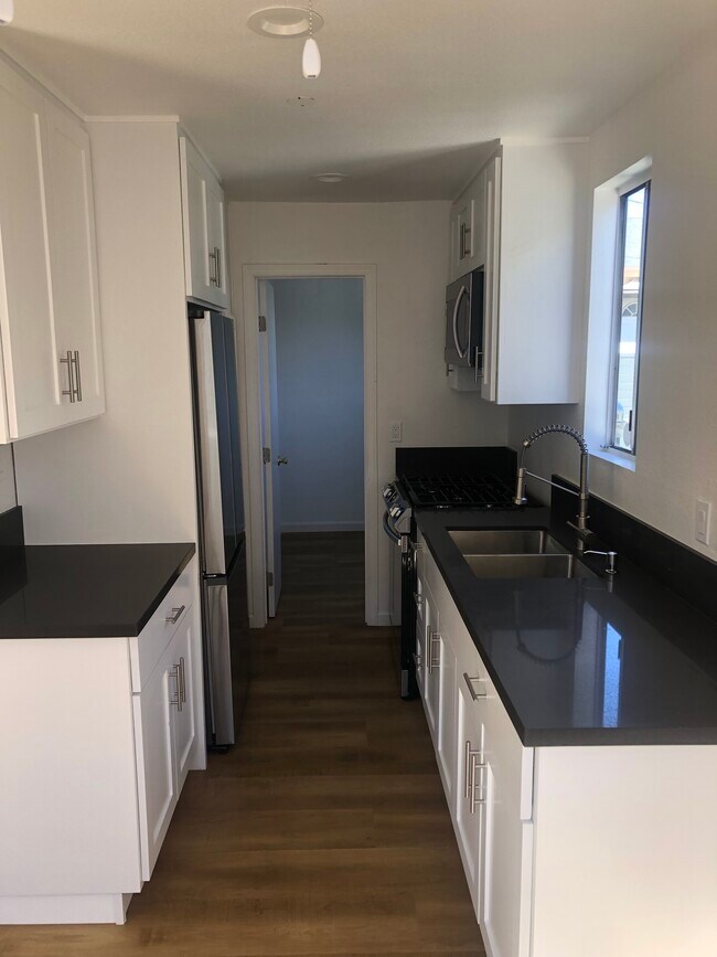 Kitchen - 2333 Penmar Ave